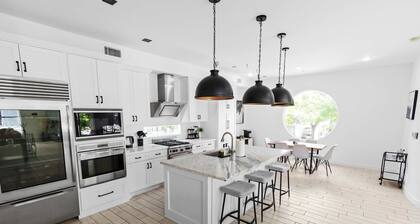 Modern 4-Story Townhome Med Center Sleeps 8