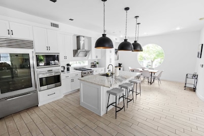 Modern 4-Story Townhome Med Center Sleeps 8