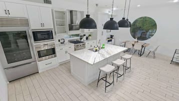 Een koelkast, een magnetron, een oven, een kookplaat