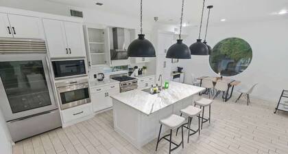 Modern 4-Story Townhome Med Center Sleeps 8