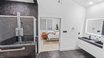 Een douche, een haardroger, handdoeken, shampoo