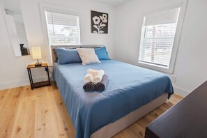 1 habitación, escritorio, tabla de planchar con plancha y wifi 