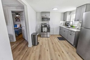 コーヒー / ティーメーカー、冷蔵庫、電子レンジ、オーブン