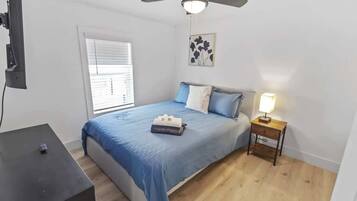1 slaapkamer, een bureau, een strijkplank/strijkijzer, wifi
