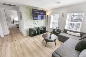 TV, offices - Historic Loft 3 I NRG +  DT + MedCenter + FIFA (Houston)