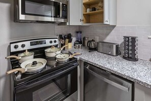 Fridge, microwave, oven, stovetop - Historic 2BR Loft 1 I FIFA, NRG, DT & MedCenter (Houston)