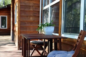 Outdoor dining - Spacious, Inviting, and Beautiful 4 Bedroom Home (Fairbanks)