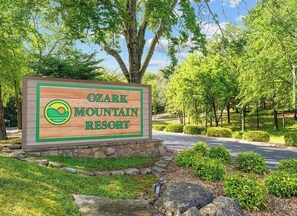 Property grounds - Superb 2-bedroom resort condo with AC near Branson, MO (Kimberling City)