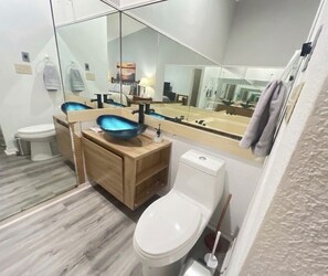 Jetted bath, hair dryer, towels, soap - Superb 2-bedroom resort condo with AC near Branson, MO (Kimberling City)