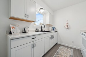 Private kitchen - Peaceful 1-bedroom apartment in charming Anchorage near downtown (Anchorage)