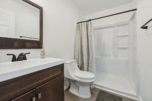 Shower, hair dryer, towels, soap - Peaceful 1-bedroom apartment in charming Anchorage near downtown (Anchorage)
