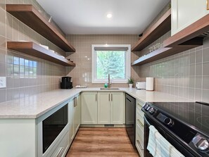 Fridge, microwave, oven, stovetop - Open-Concept River Heights Home | 3 Bed | 2 Bath | (Winnipeg)