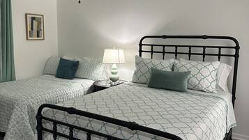1 habitación, tabla de planchar con plancha, wifi gratis y ropa de cama