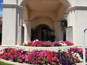 Property grounds - 4-bedroom estate in peaceful Rancho Mirage with AC (Rancho Mirage)