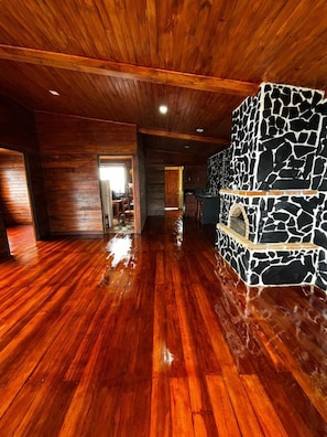 Un interior de madera con chimenea de piedra.
