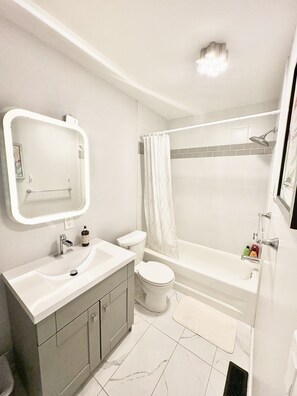 Hair dryer, towels, soap, toilet paper - 2 BR Apartment | Self check-in | Downtown Toronto (Toronto)