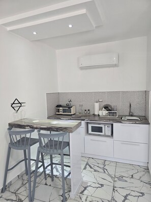 Deluxe-studio, näköala uima-altaalle | Yksityinen keittiö