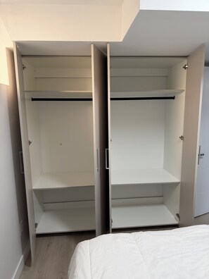 2 bedrooms, iron/ironing board, WiFi, bed sheets - Granite Grove Suite, close to the airport. (Winnipeg)