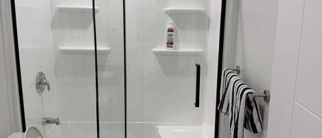 ヘアドライヤー、タオル、石鹸、トイレットペーパー