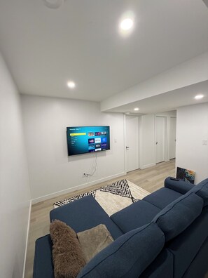Smart TV - Granite Grove Suite, close to the airport. (Winnipeg)