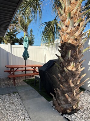 Outdoor dining - Blue Tide Retreat, Walk to Beach, Perfect for Long Term Stays! (Madeira Beach)