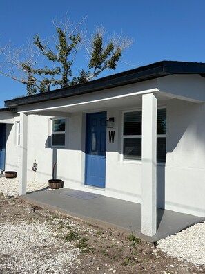 Exterior detail - Blue Tide Retreat, Walk to Beach, Perfect for Long Term Stays! (Madeira Beach)