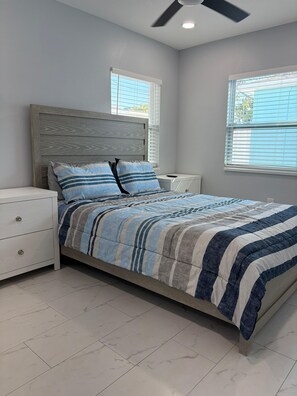 1 bedroom, WiFi, bed sheets - Blue Tide Retreat, Walk to Beach, Perfect for Long Term Stays! (Madeira Beach)