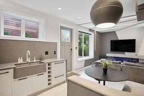 Interior - Luxury 2 Bedroom Downtown Beachside Unit (Vancouver)
