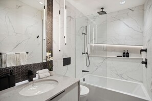 Shower, hair dryer, towels, soap - Luxury 2 Bedroom Downtown Beachside Unit (Vancouver)
