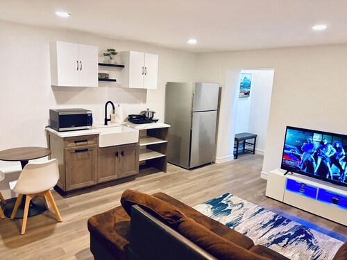 Everything you need! spacious 1 BR |Full Kitchen |Bathtub,W/D wifi |Near Airport