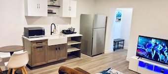 Everything you need! spacious 1 BR |Full Kitchen |Bathtub,W/D wifi |Near Airport