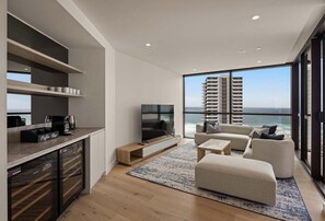 TV - Mermaid Luxe | Spacious 4BR Coastal Retreat (Gold Coast)