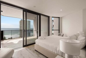 4 bedrooms, desk, iron/ironing board, WiFi - Mermaid Luxe | Spacious 4BR Coastal Retreat (Gold Coast)