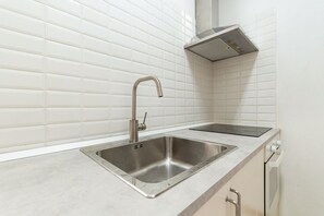 Kühlschrank, Mikrowelle, Ofen, Wasserkocher mit Kaffee-/Teezubehör