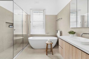 Shower, hair dryer, towels, shampoo - Luxury Stay in Geelong CBD | Bonnie Belle (Geelong)