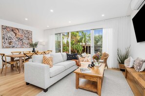 TV, offices - Luxury Stay in Geelong CBD | Bonnie Belle (Geelong)