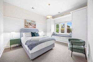 Iron/ironing board, WiFi, bed sheets - Character-Filled, Modern Retreat In Mount Pleasant, Ballarat (Mount Pleasant)