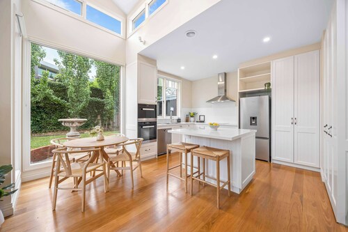 Character-Filled, Modern Retreat In Mount Pleasant, Ballarat