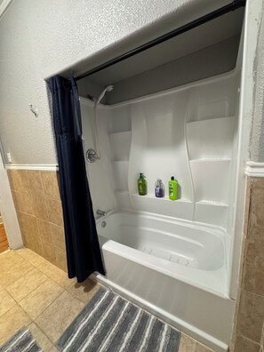 Douche, sĂšche-cheveux, serviettes fournies, savon