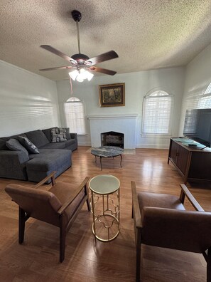 Living area - Downtown stay with games, coffee and spacious rooms (Del Rio)