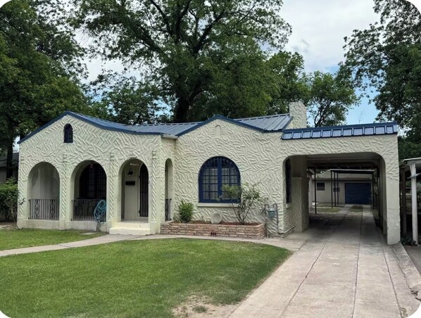 A building with a stone facade, arched windows, and a covered entrance. - Downtown stay with games, coffee and spacious rooms (Del Rio)