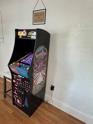 Game room - Downtown stay with games, coffee and spacious rooms (Del Rio)