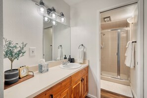 Towels, soap, toilet paper - Mountain Modern Condo + Resort Amenities & Patio (Bend)