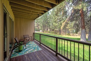 Terrace/patio - Mountain Modern Condo + Resort Amenities & Patio (Bend)