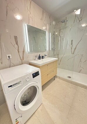 Dusche, Haartrockner, Handtücher, Seife