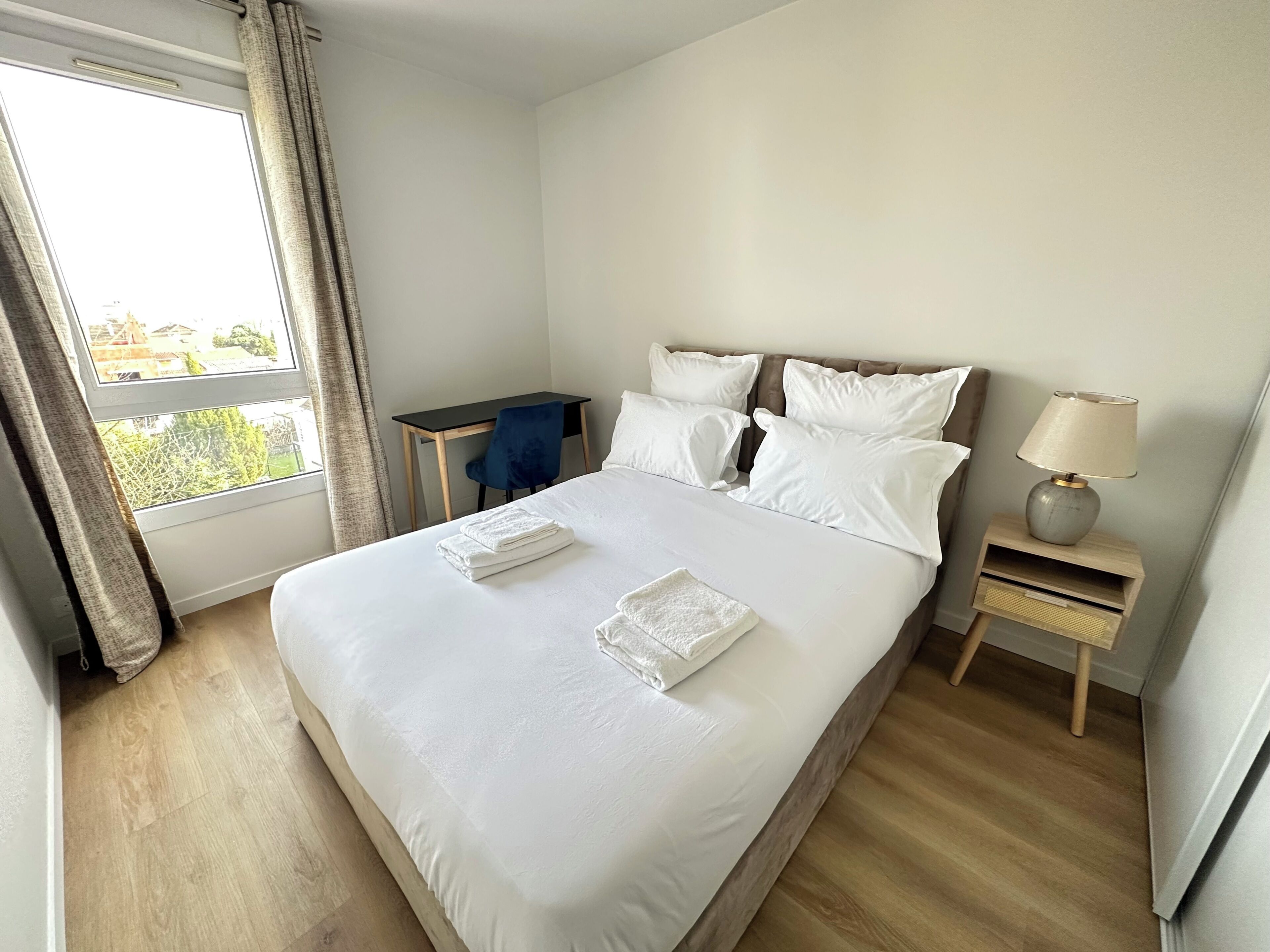 Iron/ironing board, Internet, bed sheets