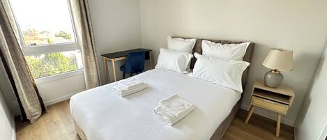Iron/ironing board, Internet, bed sheets