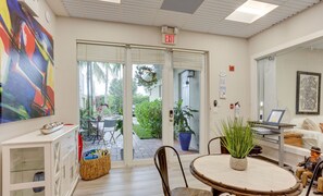 Interior - Coastal Retreat-Walk to the Beach + Bikes Included (Juno Beach)