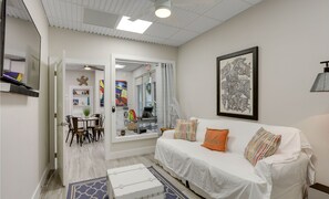 TV, books - Coastal Retreat-Walk to the Beach + Bikes Included (Juno Beach)