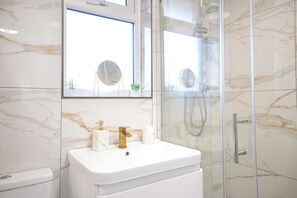 Shower, hair dryer, towels, soap - Central London 4BR Home for 8 + Parking & Garden (London)